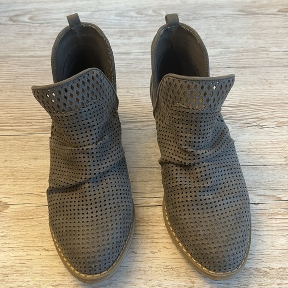 Report Diandra V Side Perforated Gray Suede Booties Size 6.5 - Picture 2 of 7
